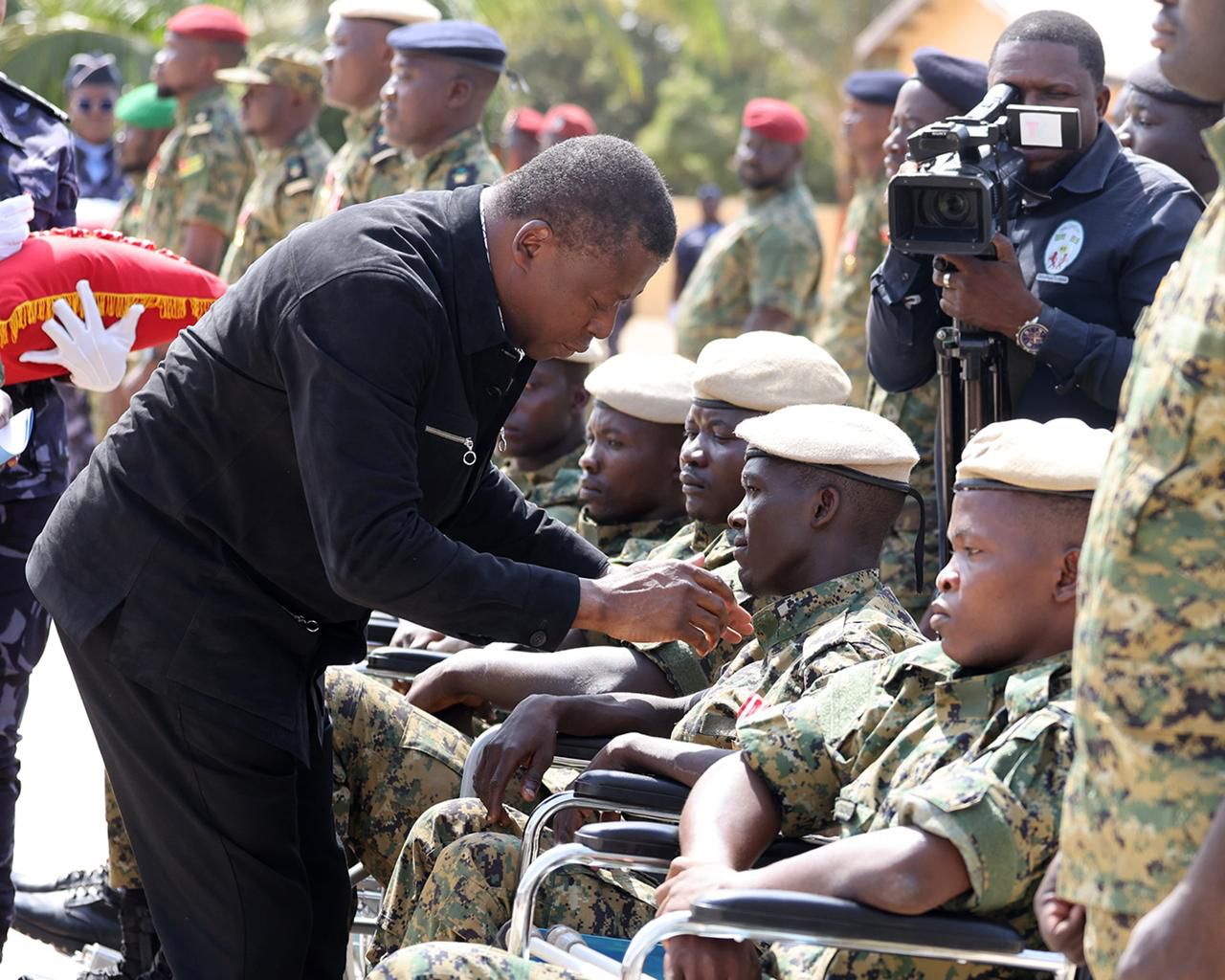Hommage de la Nation aux héros de l’Opération Koundjoaré : le Président du Conseil décore les victimes